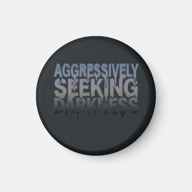 Aggressivt på jakt efter mörker – Fet textdesign Magnet (Framsidan)