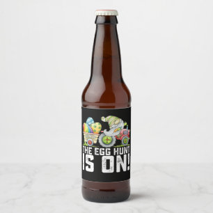 Äggstöten är på Gnome Funny Påsk Ölflaska Etikett