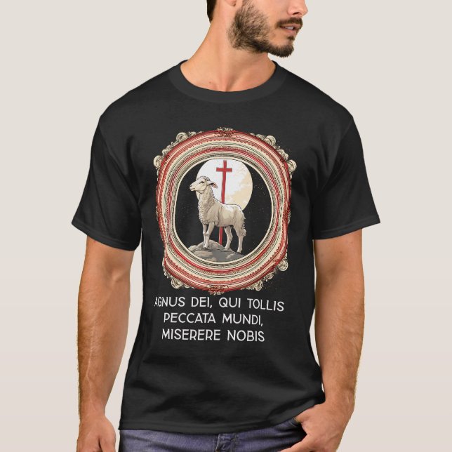 Agnus Dei Sanctus Traditional Latin Mass Catholic T Shirt (Framsida)
