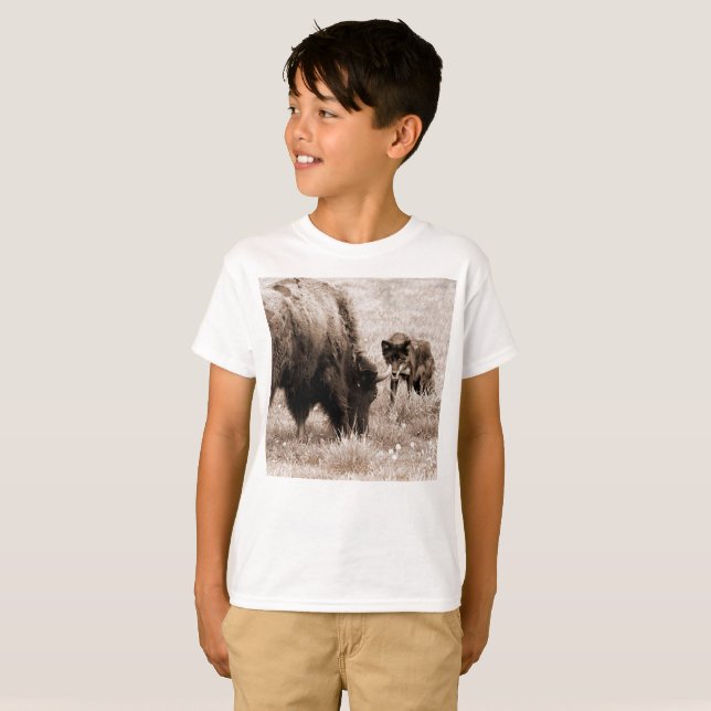 Agressiv bison och svart varg t shirt (Hel framsida)