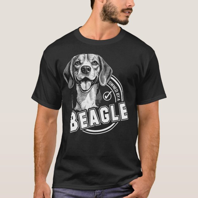 Ägs av en Beagle T Shirt (Framsida)