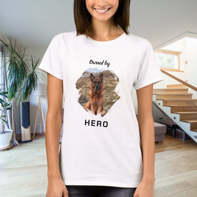 Ägs av hund fotoroligt t shirt (Skapare uppladdad)