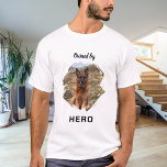 Ägs av hund fotoroligt t shirt<br><div class="desc">För en vit/lätt färgad t-shirt. Svart text. För en hund älskare! Anpassa och lägg till ett foto av hund. Text: Ägs av   hund namn.</div>