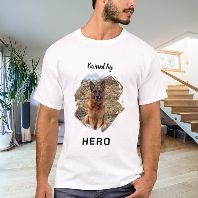 Ägs av hund fotoroligt t shirt (Skapare uppladdad)