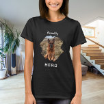 Ägs av hund roligt svart t shirt<br><div class="desc">För en svart,  mörk färgad t-shirt. Vit text. För en hund älskare! Anpassa och lägg till ett foto av hund. Text: Ägs av   hund namn.</div>