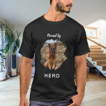 Ägs av hund roligt svart t shirt<br><div class="desc">För färgad t-shirt med svart/mörk. Vit text. För en hund älskare! Anpassa och lägg till ett foto av hund. Text: Ägs av   hund namn.</div>