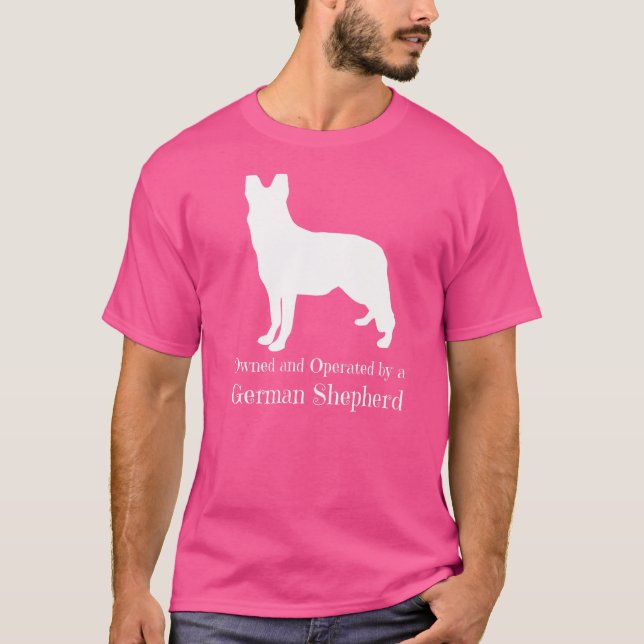 Ägs och drivs av en tysk schäferhund Alsatian D T Shirt (Framsida)