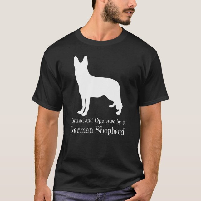Ägs och drivs av en tysk shepherd alsatian D T Shirt (Framsida)