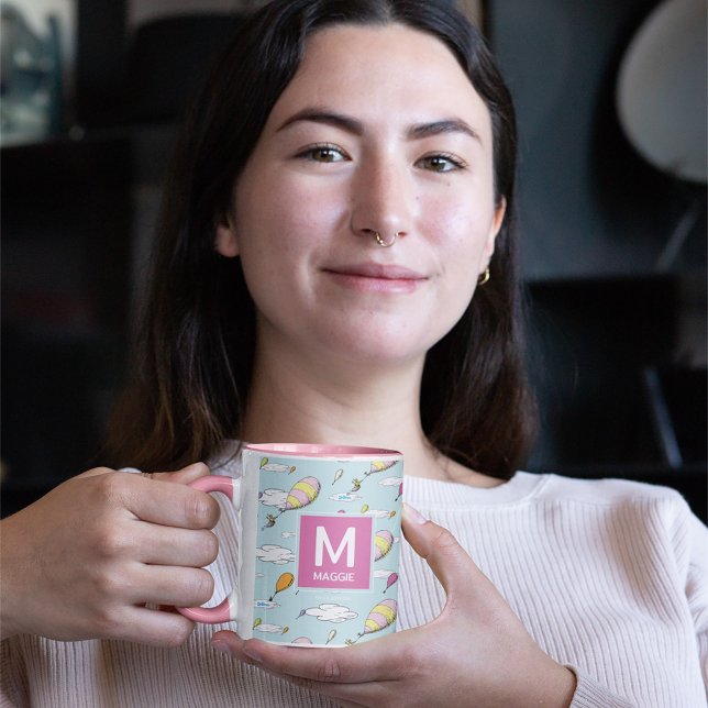Åh, de platser du kommer att gå! Monogram & Namn Mugg (Person holding mug)