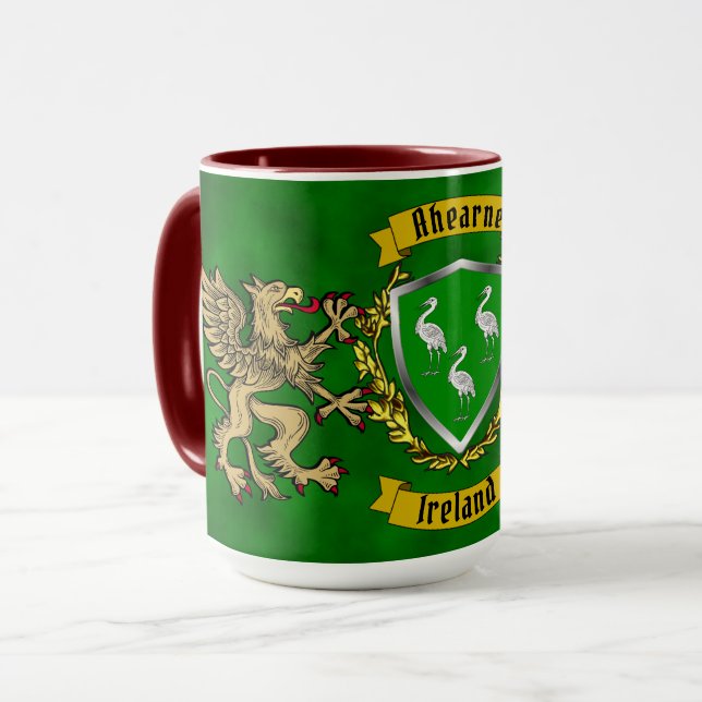 Ahearne Irish Shield & Griffins Personlig Mugg (Framsida vänster)