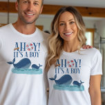 Ahoy, det är en Gender för jakt på havets valar T Shirt<br><div class="desc">Ahoy, det är ett hav som är ett T-shirt för gender-skyltning, födelsemeddelande, babydusch, sip och se osv. "Ahoy! Det är en pojke" är skriven i dekorativ typografi med en boj och kaptenens teleskop. Valet i lycklig är en söt vattenfärg av valar i mamma och baby som simmar i havet. Om...</div>
