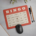 AI Bingo - Fråga utgåvan - Gör en egen<br><div class="desc">Söker du efter den perfekt kontorsgåva som ger roligt (och en aning vänskaplig konkurrens) till mötena? Vår AI Buzzword Bingo Mousepad förvandlar varje jargongfylld konferens till ett underhållande spel av mentalt bingo! Den korallröda bakgrunden i öga visar ett klassiskt bingo-rutnät för att trendera AI-termer - från "Deepfejk" och "RAG" till...</div>