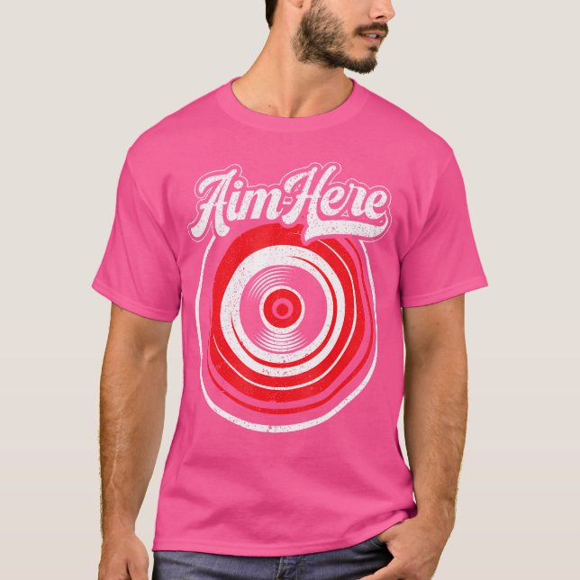 Aim Here Darts Darts Player Shooting Sport T Shirt (Framsida)