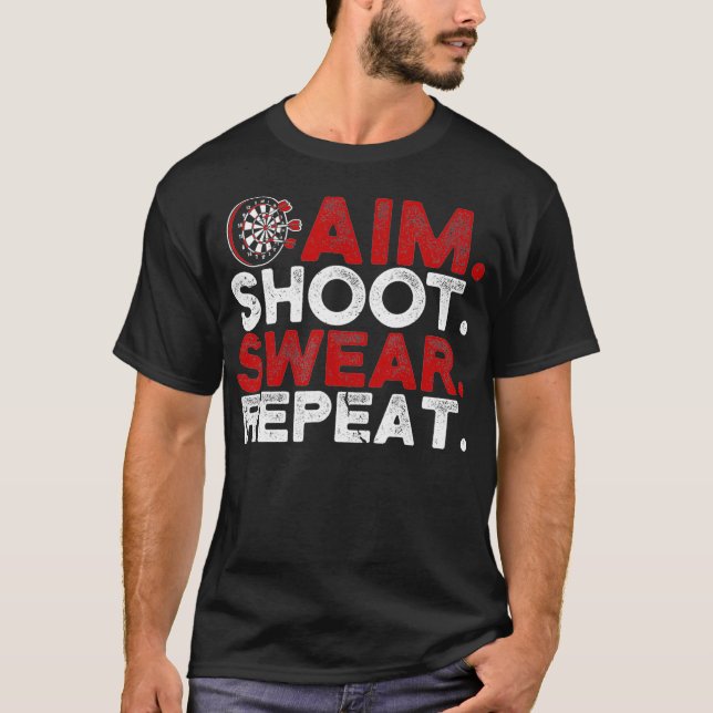 Aim Shoot Swear Repeat Funny Dart Player T Shirt (Framsida)