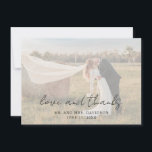 Aimee Rustic Script Modern Bröllop Tack Kort<br><div class="desc">Tack vare det moderna fotot-bröllop-kortet har du en enkel design med "kärlek och tack" i en rustik stil-skripttypografi tillsammans med din namn och bröllop-dejt över bild med ett ogenomskinligt överlägg. Den här eleganten tackar du kortet med en minimalistisk layout är underbart för alla stil i bröllop.</div>