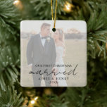 Aimee Rustic Script Modern Newlyed Julgransprydnad Keramik<br><div class="desc">Modern jultid med en enkel design med "gift" i en rustisk stil-manustypografi tillsammans med namn och år över ditt favoritfoto från bröllop med en ogenomskinlig övertäckning. Övertäckningen kan tas bort i designredigeringsverktyget i verktyg. Denna elegant prydnadsföremål ger en underbar gåva till ett nygift par för deras första julgift.</div>