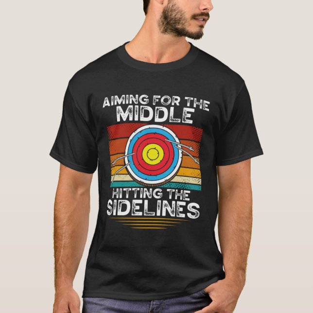Aiming For The Middle Hitting The Sidelines Archer T Shirt (Framsida)