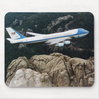 Air Force One som flyger över Mount Rushmore Musmatta