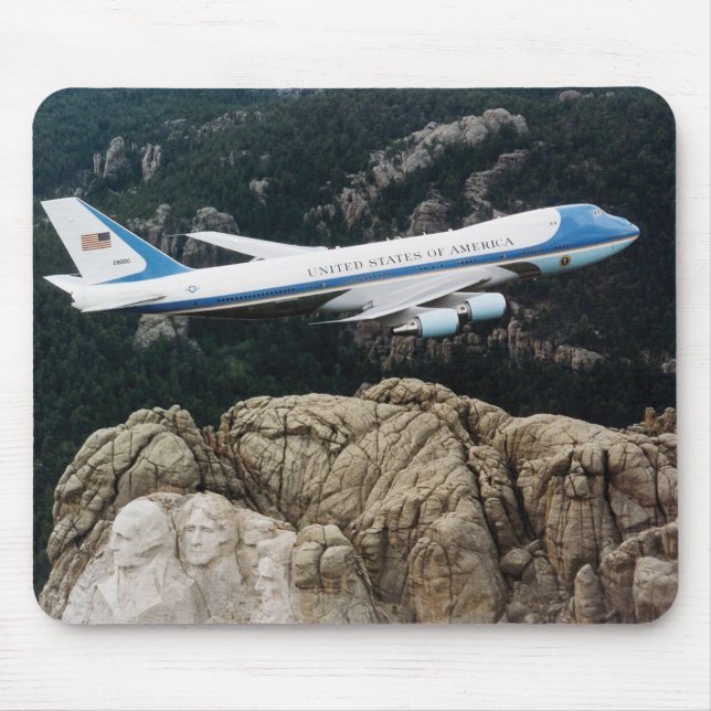 Air Force One som flyger över Mount Rushmore Musmatta (Framsidan)