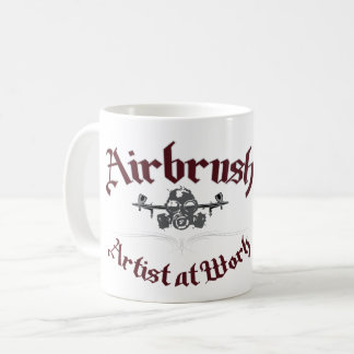 AIRBRUSHKONSTNÄR PÅ ARBETE KAFFEMUGG