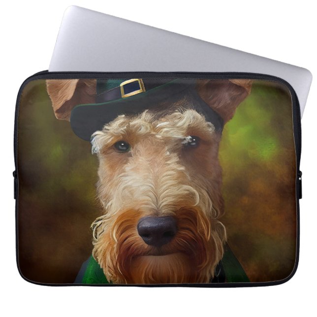 airedale hund in St. Patrick's Day Laptop Fodral (Framsidan)