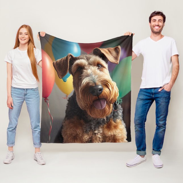 Airedale hund med tårta och ballonger fleecefilt (På plats)