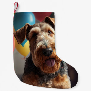 Airedale hund med tårta och ballonger liten julstrumpa