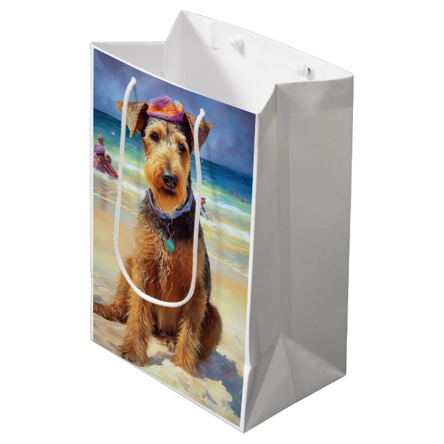 Airedale på stranden, sommarpresent för hundälskar (Framsidan Vinklad)