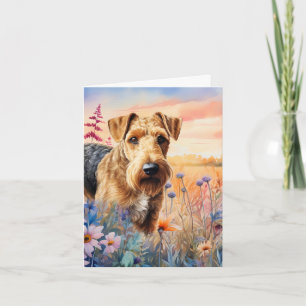 Airedale Terrier Hund i en äng med vilda blommor Anteckningskort