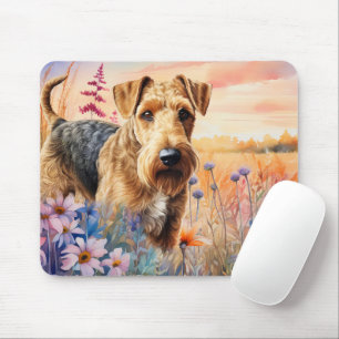 Airedale Terrier Hund i en äng med vilda blommor Musmatta