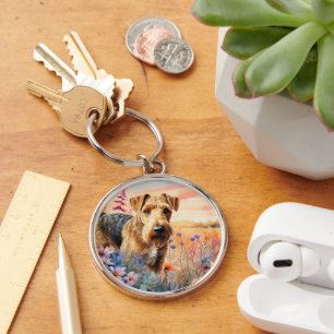 Airedale Terrier-hund i en äng med vilda blommor Rund Silverfärgad Nyckelring