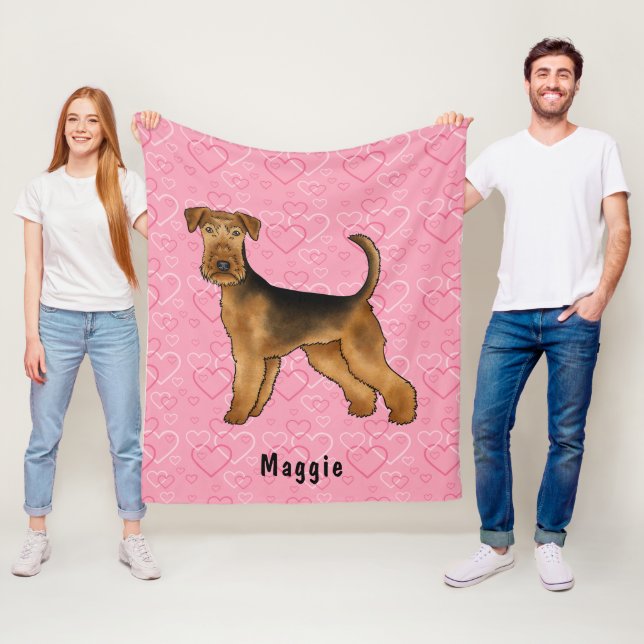 Airedale Terrier Hund Med Rosa Hjärtan Och Namn Fleecefilt (På plats)