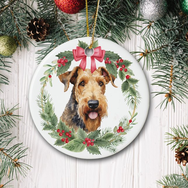 Airedale Terrier Hund Red Bow Holly Julgransprydnad Keramik (Skapare uppladdad)