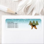 Airedale Terrier Hund Snowy Winter Forest Festive Returadress Etikett<br><div class="desc">Desteis ursprungliga tecknad illustrerar en söt Airedale Terrier-hund. Hund placeras på en vinterscen med tre gröntar nära träd och fallande snö. Bakgrunden är en blå till vit övertoning som ge kallets vintag. Vid sidan av hund finns det ett anpassbart textområde.</div>