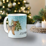 Airedale Terrier Hund Snowy Winter Forest och Namn Kaffemugg<br><div class="desc">Desteis ursprungliga tecknad illustrerar en söt Airedale Terrier-hund. Hund placeras på en vinterscen med tre gröntar nära träd och fallande snö. Bakgrunden är en blå till vit övertoning som ge kallets vintag. Det finns också ett textområde som kan anpassas efter namn.</div>