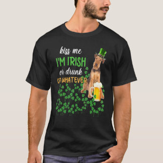 Airedale Terrier Kiss Me I är Irish eller Drunk el T Shirt
