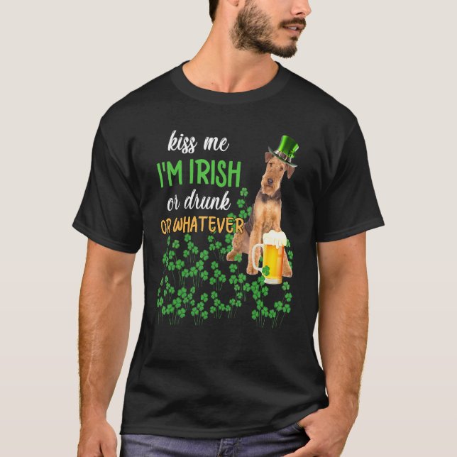 Airedale Terrier Kiss Me I är Irish eller Drunk el T Shirt (Framsida)