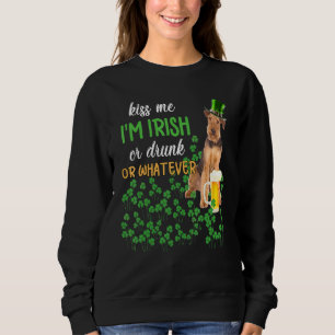 Airedale Terrier Kiss Me I är Irish eller Drunk el T Shirt