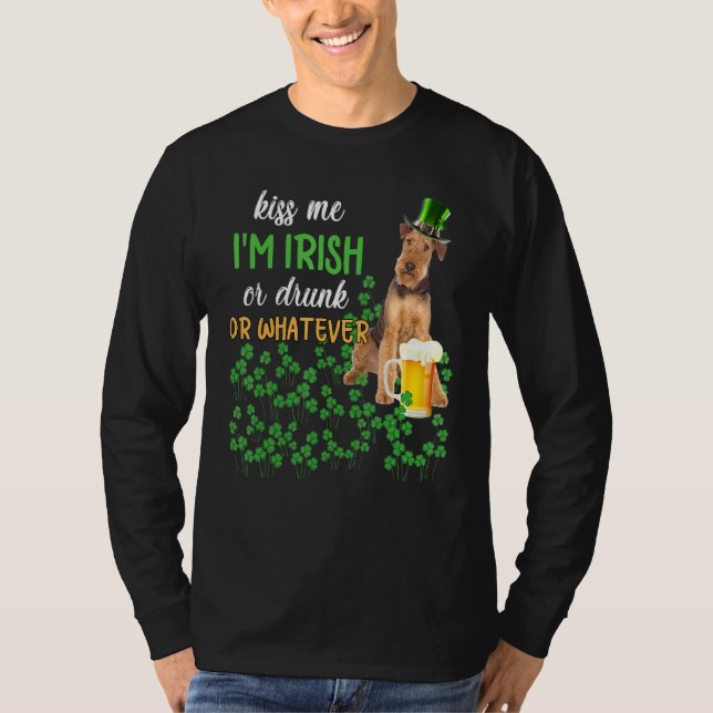 Airedale Terrier Kiss Me jag är irländsk eller dru T Shirt (Framsida)