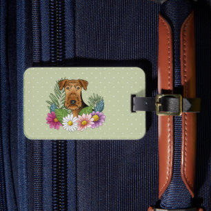 Airedale Terrier med färgglada blommor och text Bagagebricka