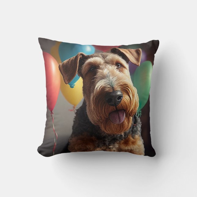Airedale terrier med tårta och ballonger  kudde (Framsida)