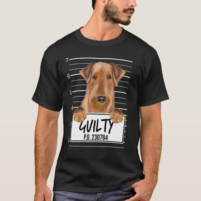 Airedale Terrier Mugshot Skyldig Hund T Shirt (Framsida)