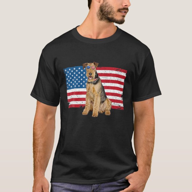 Airedale Terrier Pappa Mamma Amerikanska Flagga O T Shirt (Framsida)