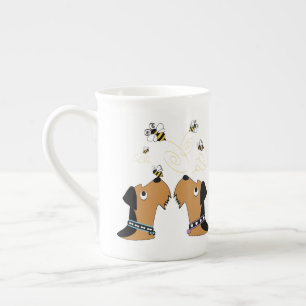 Airedales och bin benporslin mugg