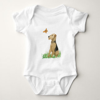 AiredaleTerrier & fjäril Tee Shirt