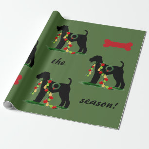 AiredaleTerrier som slår in papper Presentpapper