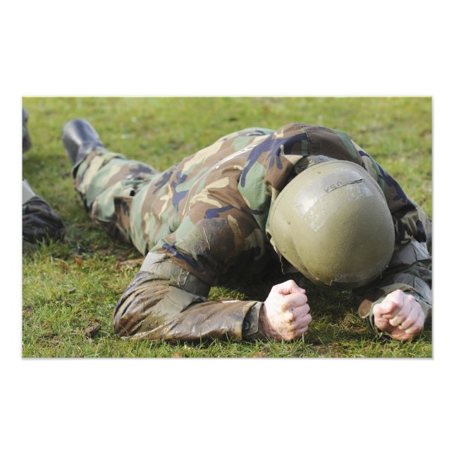 Airman crawlar genom blöten fält fototryck (Framsidan)