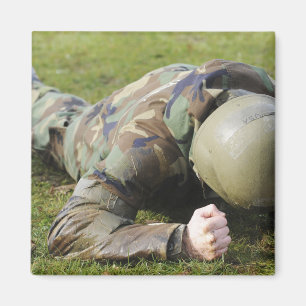 Airman crawlar genom blöten fält magnet