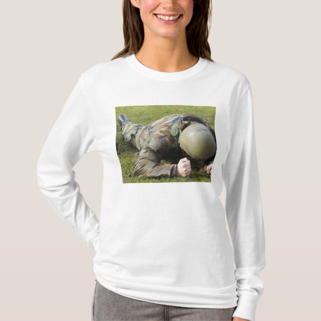 Airman crawlar genom blöten fält tee shirt (Framsida)