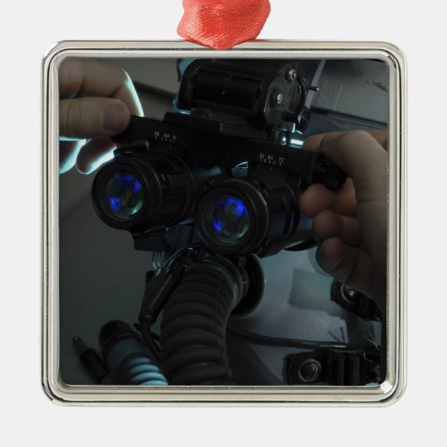 Airman justerar ögonområdet julgransprydnad metall (Framsidan)